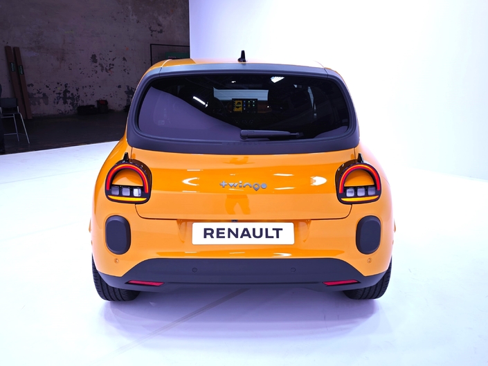 La poupe est expressive, avec des feux en demi-lune, comme à l’avant, un bouclier en partie protégé et un tour de lunette arrière en plastique brut, repris du concept.