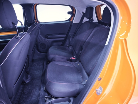 L'esapce à l'arrière est très correct et la banquette peut coulisser sur 17 cm, par contre, deux places seulement, la Twingo est homologuée en 4 places.