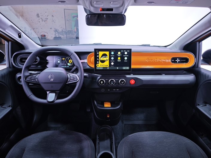 La planche de bord est colorée, reprend le concept de lignes horizontales de la première génération, mais aussi ses plastiques entièrement durs. C’est classique dans la catégorie. Mais la modernité fait son entrée avec une instrumentation 100 % numérique et en finition Techno, un système multimédia sur base Google avec les services associés. Les graphismes spécifiques à la Twingo sont très pop et jeunes.