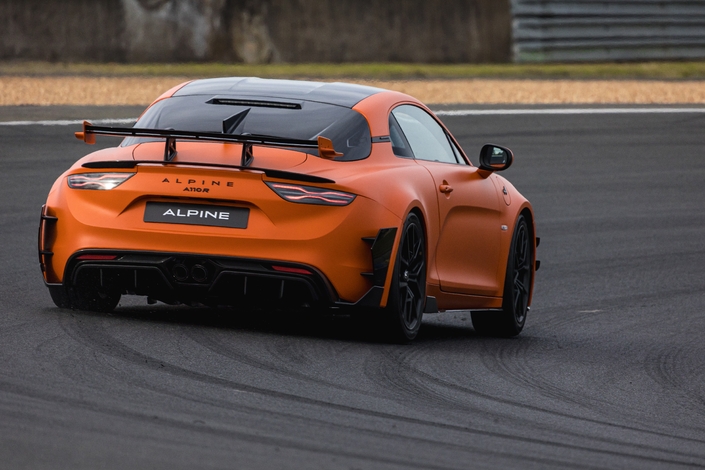 L’Alpine A110 R Ultime se prend pour une voiture de compétition