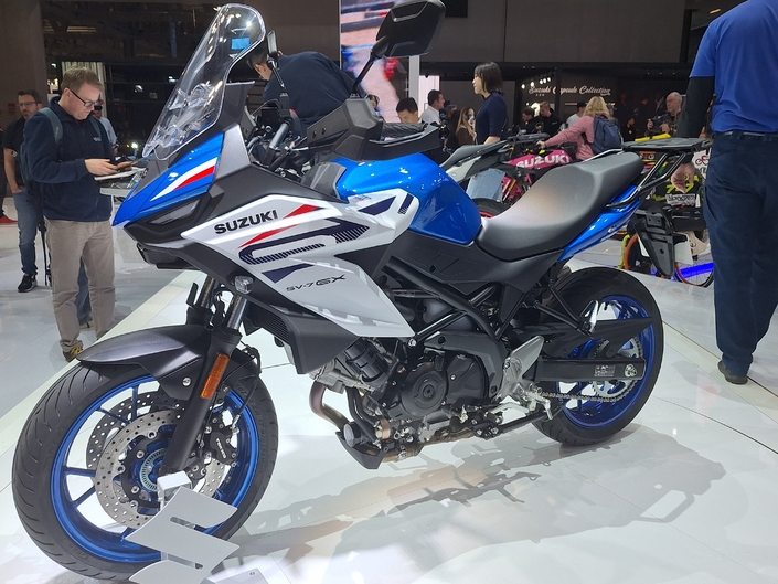 Suzuki fait du neuf avec du vieux et dévoile un crossover inédit à Milan : la SV-7GX