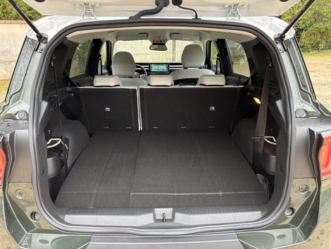 En 5 places, le coffre cube 330 litres sous tablettes. Jusqu’au pavillon celui-ci est nettement supérieur.