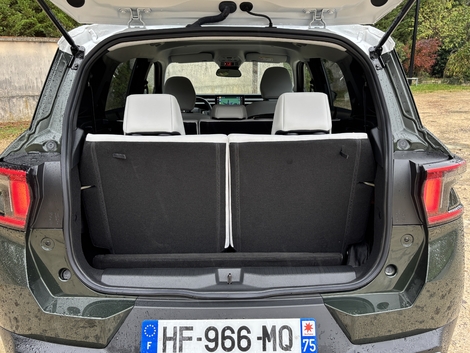 Les deux sièges arrière se déploient facilement depuis le coffre. Ils neutralisent totalement le coffre.