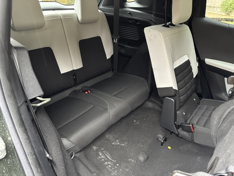 Les deux fauteuils présentent une assise confortable. Au delà d’1,75 m, voyager devient compliqué car l’espace aux genoux est réduit. 