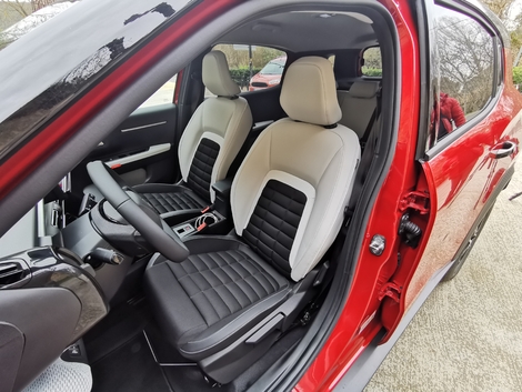 Les sièges rembourrés font leur apparition dès le second niveau de finition « Max ».