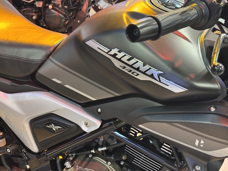 Hero débarque en France avec sa Hunk 440 à l'occasion du salon de Milan