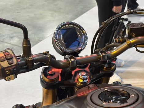 Hero débarque en France avec sa Hunk 440 à l'occasion du salon de Milan