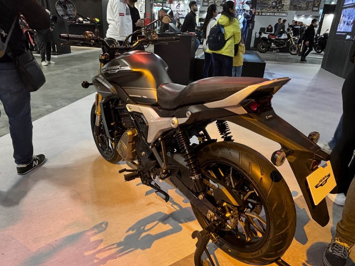 Hero débarque en France avec sa Hunk 440 à l'occasion du salon de Milan