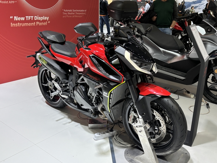 Toujours une avalanche de nouveautés sur le stand QJ Motor au salon de Milan 2025