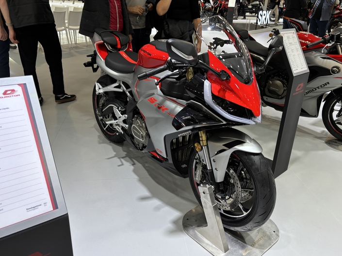 Toujours une avalanche de nouveautés sur le stand QJ Motor au salon de Milan 2025