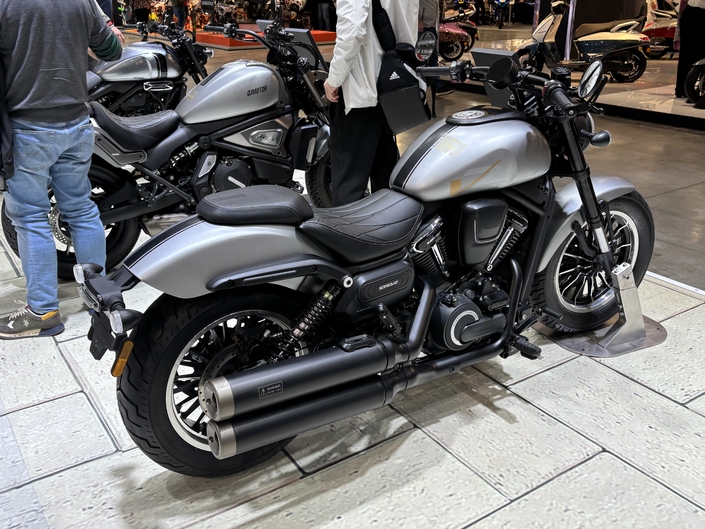 Toujours une avalanche de nouveautés sur le stand QJ Motor au salon de Milan 2025