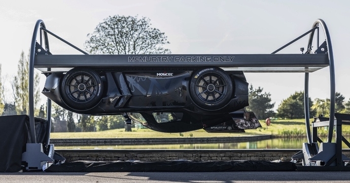 La McMurtry Spéirling tient seule à l'envers grâce à son effet de sol.