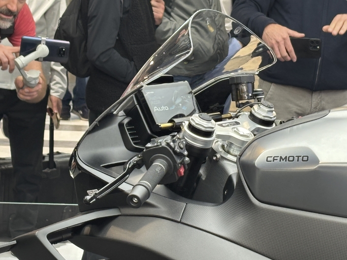 210 ch, plus de 300 km/h, voici le missile de CF Moto avec sa V4 SR-RR à Milan
