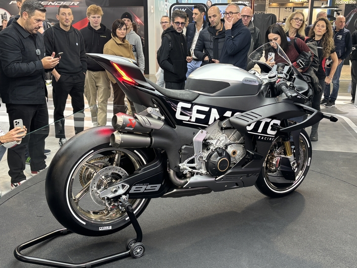 210 ch, plus de 300 km/h, voici le missile de CF Moto avec sa V4 SR-RR à Milan