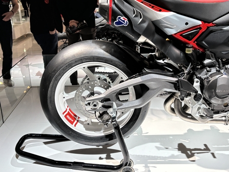 À Milan, Ducati dévoile sa nouvelle Hypermotard V2