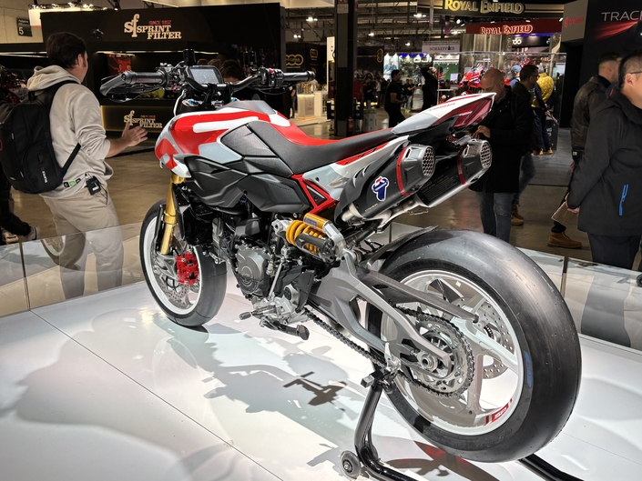 À Milan, Ducati dévoile sa nouvelle Hypermotard V2