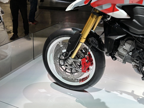 À Milan, Ducati dévoile sa nouvelle Hypermotard V2