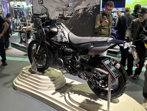 Avec la Mana Black, la Royal Enfield Himalayan voit la vie en noir à l’occasion du salon de Milan