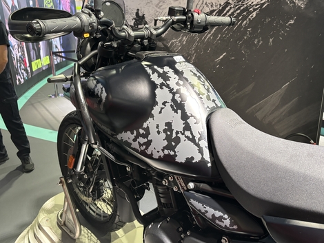 Avec la Mana Black, la Royal Enfield Himalayan voit la vie en noir à l’occasion du salon de Milan