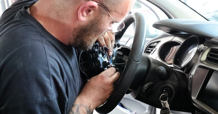 Le remplacement des airbags est pris en charge par les réseaux des constructeurs, et il est relativement aisé d’obtenir en rendez-vous en quelques jours, comme l’avait montré une enquête menée par Caradisiac au cœur de l’été. Mieux vaut toutefois viser les concessions que les petits agents, dont les ateliers sont logiquement plus rapidement débordés. (photo MaxPPP)