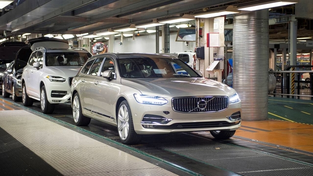 Les premiers Volvo V90 de série sortent des chaînes