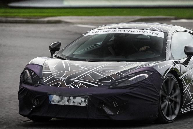 La future McLaren Sports Series en mode teasing avancé: « arriverdeci », Ferrari !