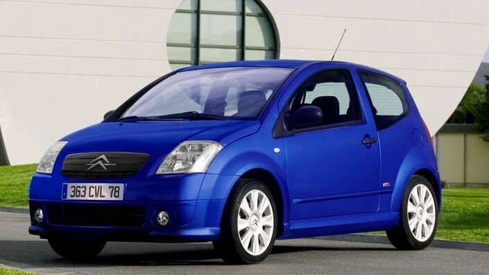 Si la Citroën C2 apparaît dès 2003, sa variante sportive VTS n'arrive qu'en 2004, signalée par ses jantes de 16 et surtout son moteur de 125 ch.