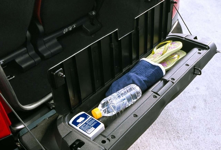 Le coffre de la Citroën C2 s'ouvre en deux parties, le volet du bas comportant un rangement astucieux.