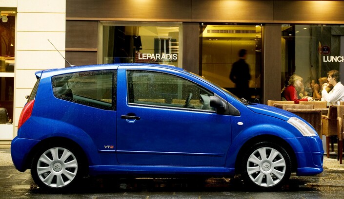 Face à la C3, la Citroën C2 réduit son empattement de 145 mm, ce qui engendre des proportions un peu curieuses qui nuiront à sa carrière. Dommage, car la vitre de custode est originale.