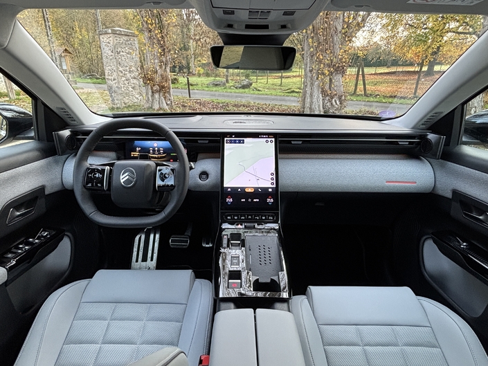 Totalement nouvelle, la planche de bord offre une présentation inédite avec notament un nouvel écran multimédia vertical de 13 pouces, qui s'avère fluide et agréable à utiliser. Dommage que certains plastiques soient durs sur la haut de la planche de bord.