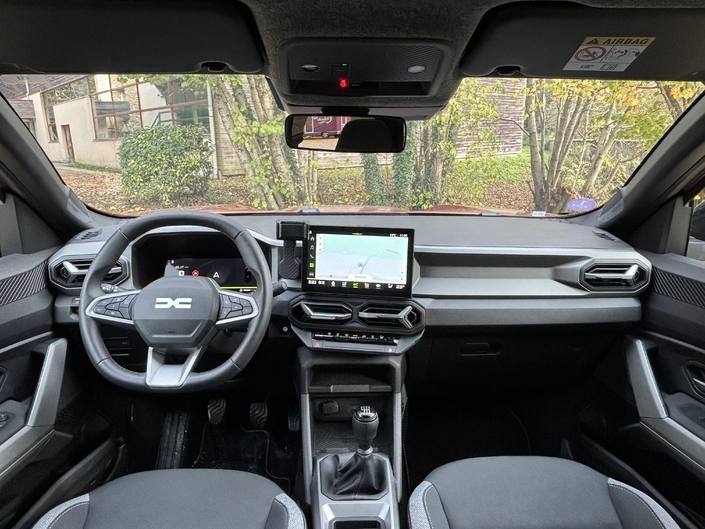 La planche de bord du Bigster n'est pas désagrable mais elle est beaucoup plus terne, massive et les plastiques durs omniprésents.