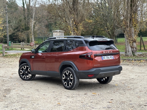 L'arrière est plus spécifique avec un porte-à-faux arrière rallongé.