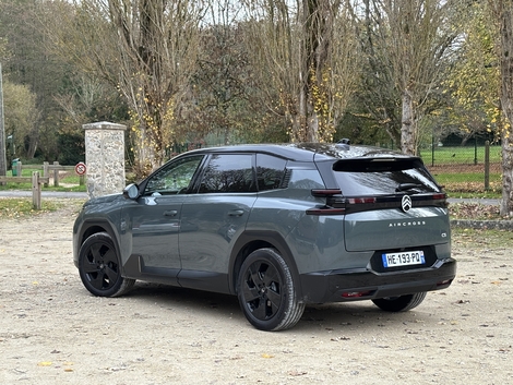 La partie arrière et les feux sont très proches du concept.