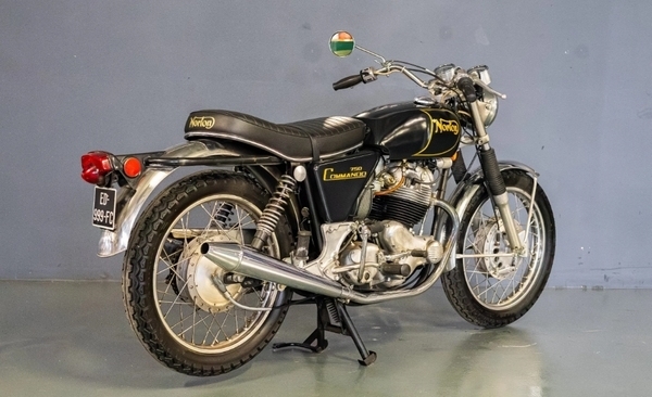 Norton Commando 750 cm3 1973 (lot n° 66)