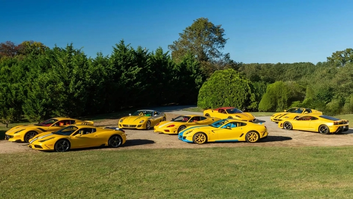 Une collection de Ferrari avec beaucoup de jaune