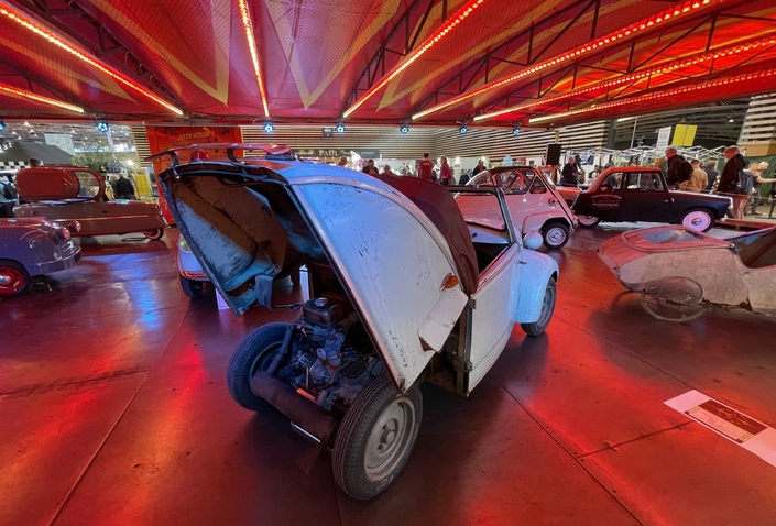 Les microcars des années 40 à 60 était présentées façon auto-tamponneuses. Une expo fascinante, regroupant des Mochet, Rovin, Isetta-Velam, Vespa 400 et des engins aussi improbables qu'inconnus !