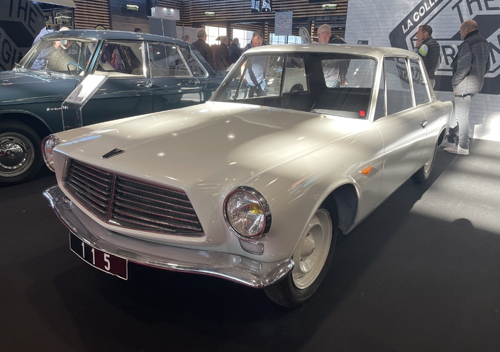 Vous la reconnaissez ? Non ? C'est normal. Il s'agit d'un prototype Renault des années 60, le projet 115 sorti des réserves du constructeur. Exceptionnelle ! Derrière, un autre proto, le 114, dont nous avons déjà parlé sur Caradisiac.
