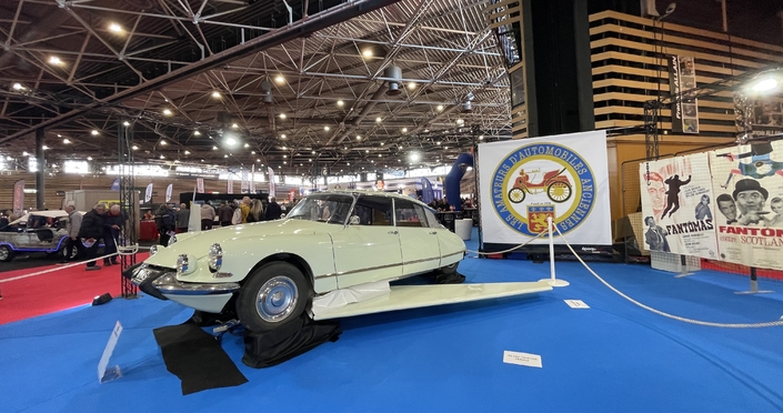 Une DS, oui, mais celle de Fantomas (ou du moins, une évocation), qui a d'ailleurs fait le déplacement sans menacer de détruire la planète.