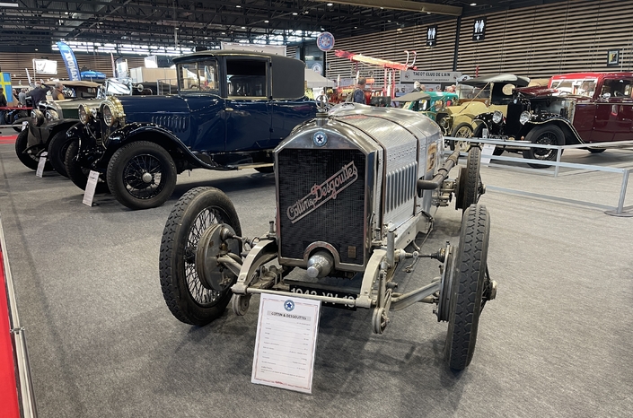 Des ancêtres d'avant-guerre, parfois d'avant 1914, sont exposées, comme cette Cottin-Desgouttes, une production lyonnaise.