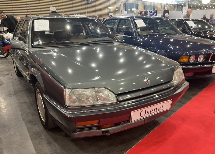 Quelques youngtimers aux estimations intéressantes sont à vendre aux enchères chez Osenat dimanche, comme cette très belle Renault 25 Baccara, garée devant une non moins belle BMW 750i. Elles sont à des prix similaires.