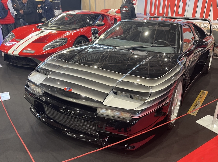 Pas mal de supercars cette année à Epoqu'auto, dont cette Venturi 400 Trophy décorée par Lacroix sur demande d'Hervé Poulain, créateur des Art Cars BMW. Derrière, une Ford GT.