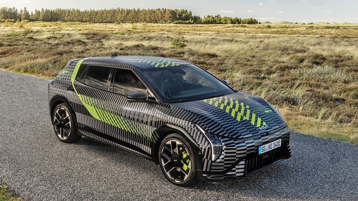 En haut, on trouve la photo officielle du prototype de la Kia EV4 GT cinq portes, un prototype arborant le nouveau camouflage « GT Wrap ». En bas, on découvre le prototype de la carrosserie Fastback de la future Kia EV4 GT qui n’a vraisemblablement pas eu le temps de revêtir le camouflage « GT Wrap » et se contente de bâches disgracieuses.