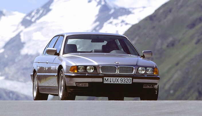 Révélée fin 1994, la BMW 750i se distingue des autres Série 7 par sa grille de calandre chromée.