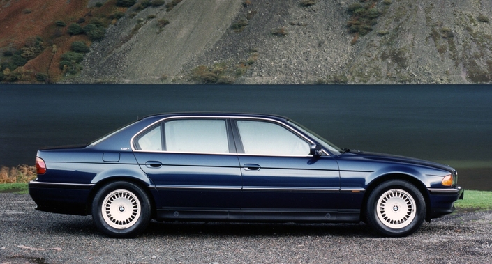 La BMW 750 iL, rallongée de 14 cm face à la 750i, perd un peu en équilibre visuel.