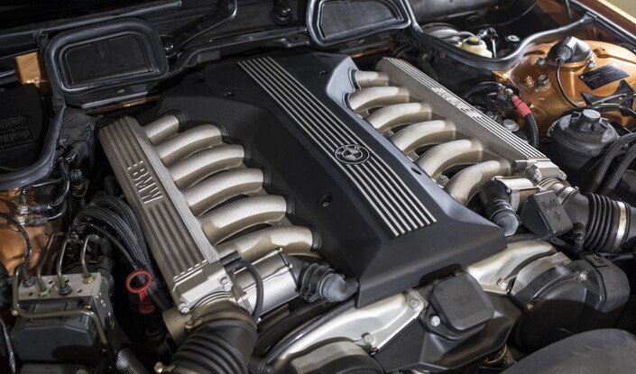 Contrairement aux apparences, le V12 de la BMW 750i est assez simple, ne comportant que 24 soupapes et 2 arbres à cames en tête, au bénéfice de la fiabilité.