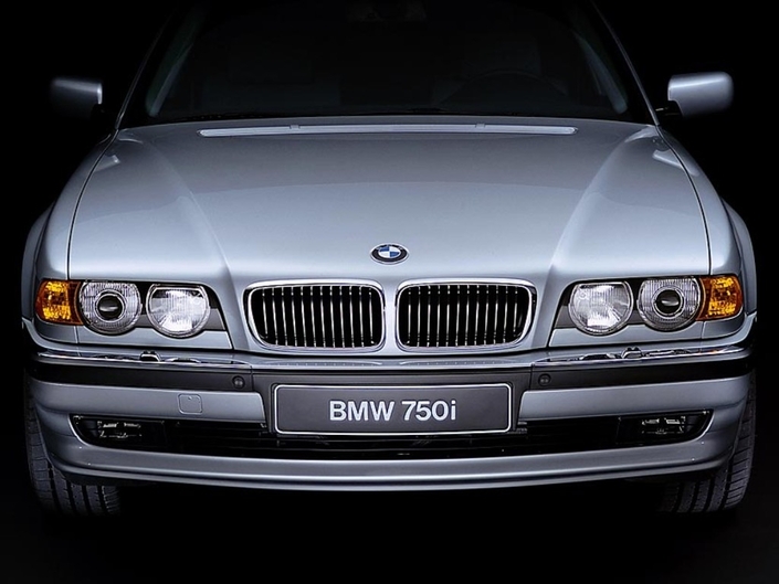 En 1998, les projecteurs de la BMW 750i s'affinent, n'étant plus totalement couverts par la verrière : ils débordent sur le jonc peint qui les sépare du bouclier.