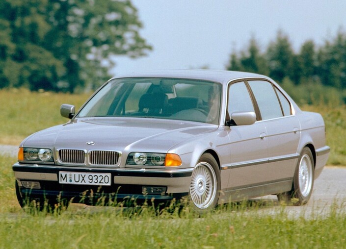 Non, la BMW 750i n'a rien de sportif, mais elle se révèle plus dynamique que son gabarit ne le laisse supposer. Surtout, son V12 régale par sa douceur et son énorme couple à mi-régime. Ici, en 1995.