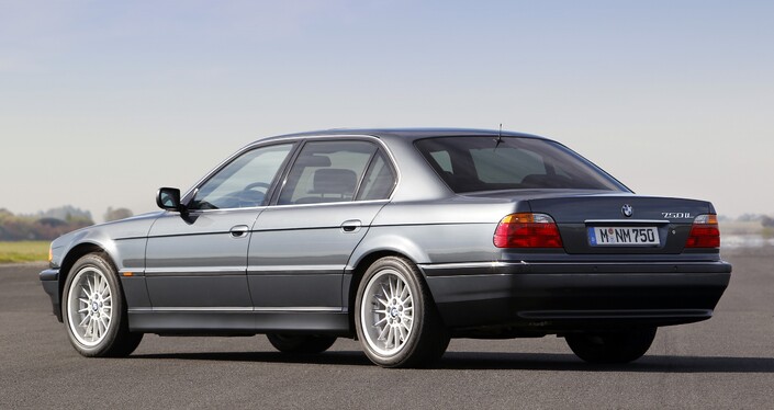 A l'arrière, en 1998, la BMW 750i ne change pour ainsi dire pas. Les grandes jantes la rajeunissent visuellement.