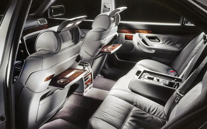 A l'arrière de la BMW 750iL, c'est Byzance, surtout avec quelques options : tablettes aviation, sièges individuels, téléphone...