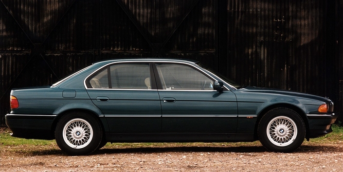 Grande élégance pour la BMW Série 7 E38, qui travestit bien ses 4,98 m de long.